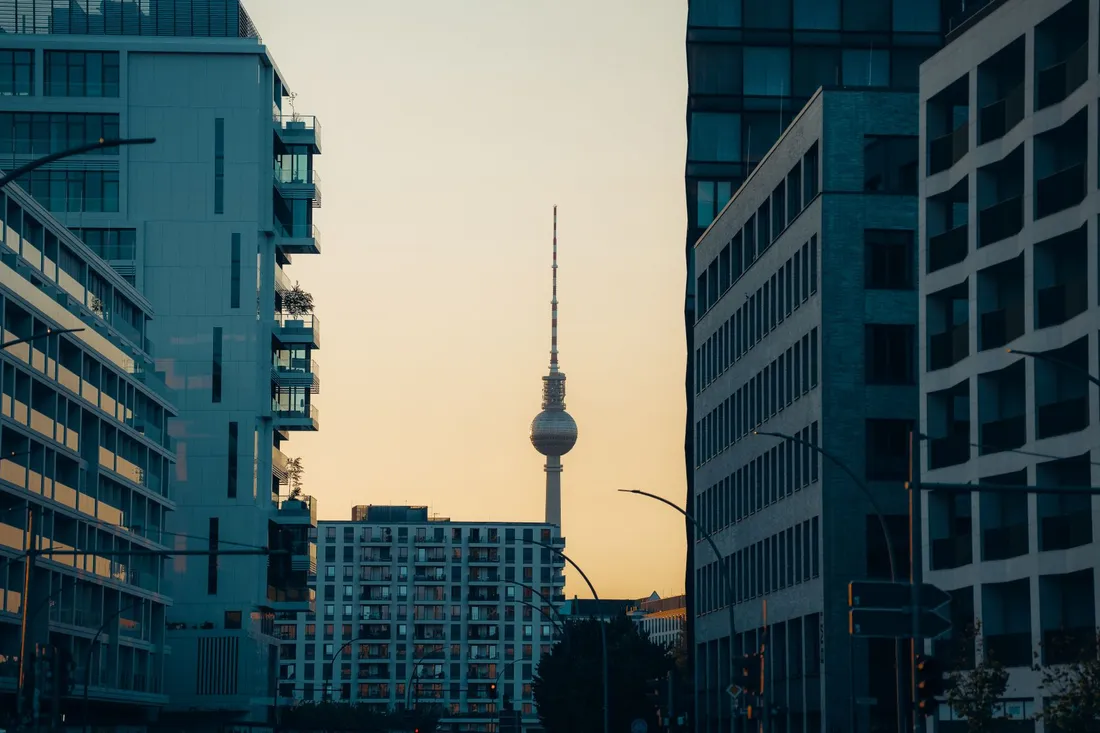 Skyline einer Großstadt mit Fernsehturm