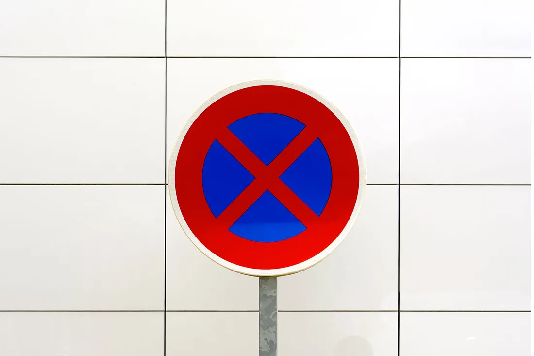Halteverbotsschild am Rand einer Wohnstraße