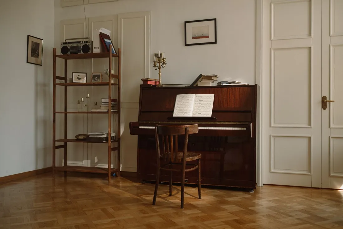 Schwarzes Klavier in einem Wohnzimmer vor dem Transport