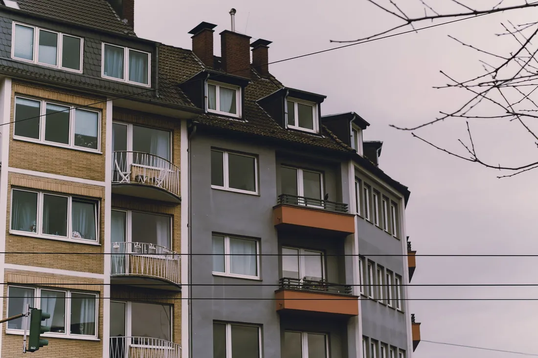 Möbellift an einer Hausfassade im Einsatz
