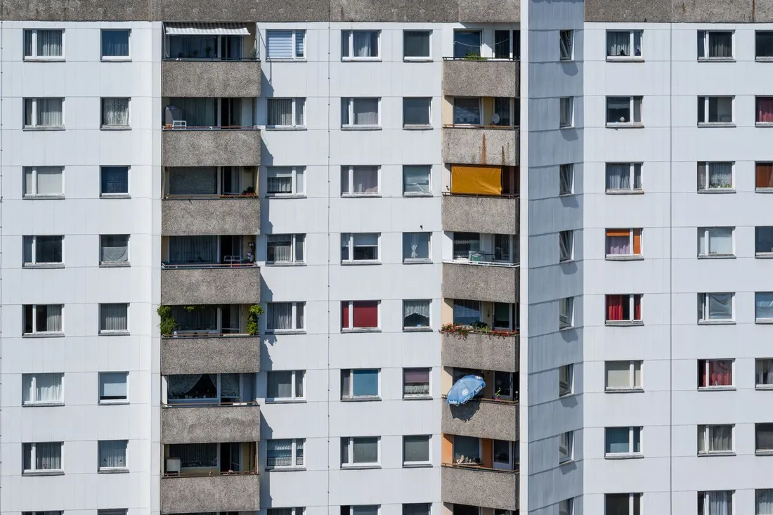 Plattenbau-Wohnsiedlung mit Grünflächen