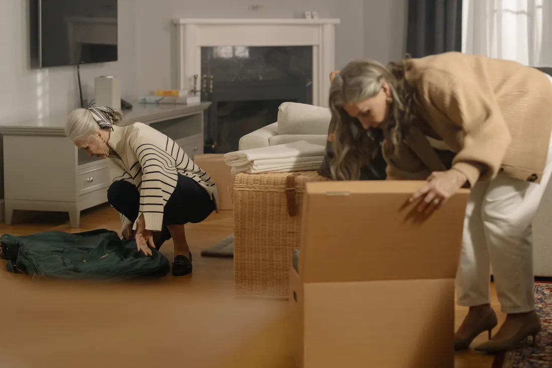 Älteres Paar packt gemeinsam Umzugskartons